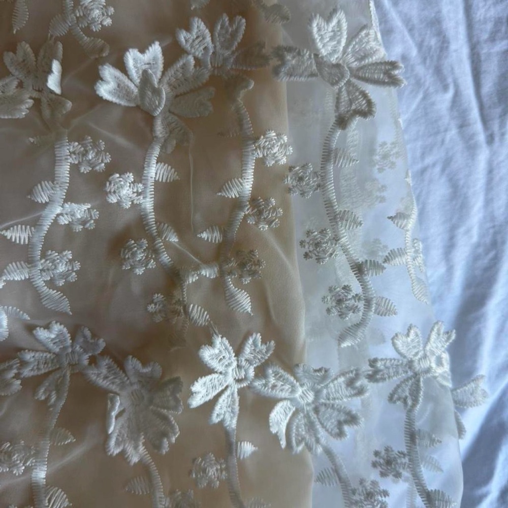 Elegant Floral Lace Gown - Picture 6 of 6